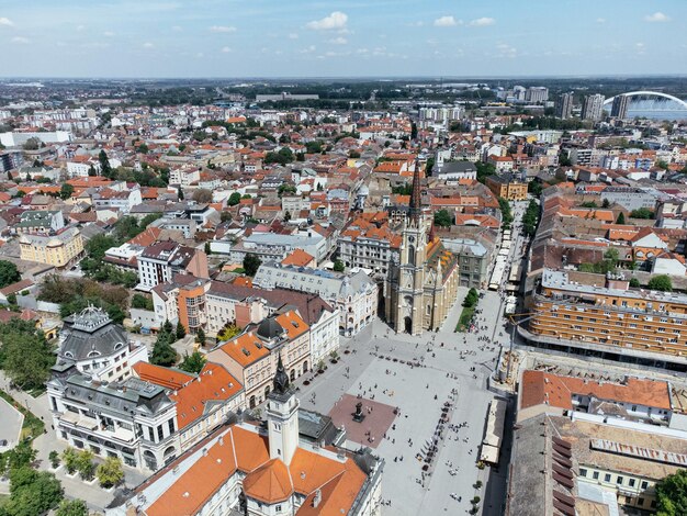 Toma aérea de drones de la ciudad de Novi Sad Serbia