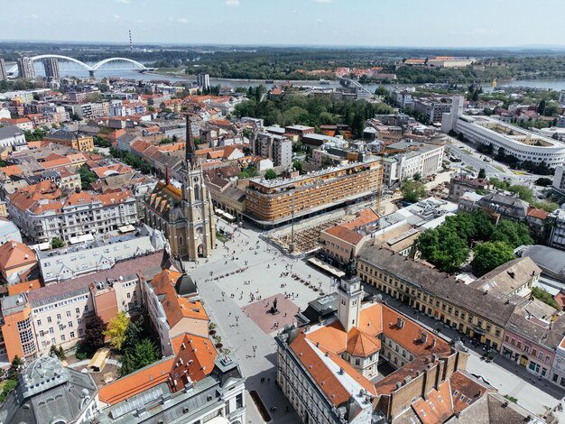 Toma aérea de drones de la ciudad de Novi Sad Serbia