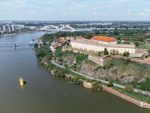 Toma aérea de drones de la fortaleza de Petrovaradin ubicada en la orilla del río Danubio frente a Novi Sad Serbia