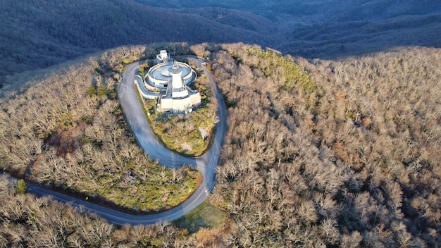 Toma aérea de un edificio ubicado en la cima de la montaña calva Brasstown durante el día