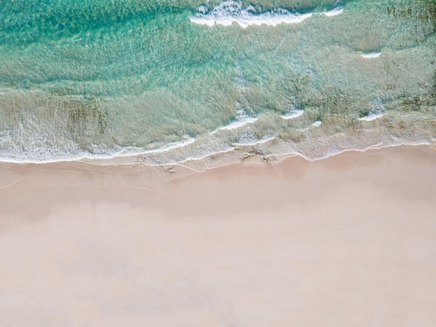 Toma aérea de fondo de la orilla de la playa