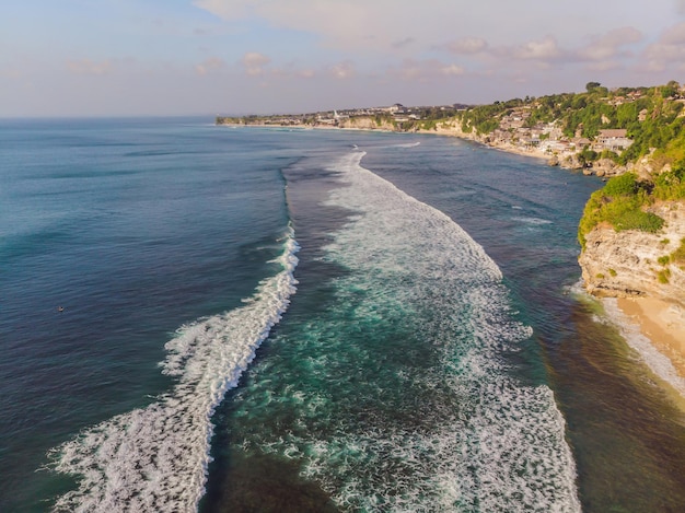 Toma aérea. Fotos del dron. Playa Dreamland Bali Indonesia.
