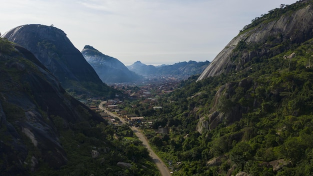 Toma aérea de la hermosa ciudad de Idanre en el estado de Ondo capturada en Nigeria