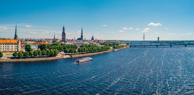 Toma aérea de la hermosa ciudad de Riga