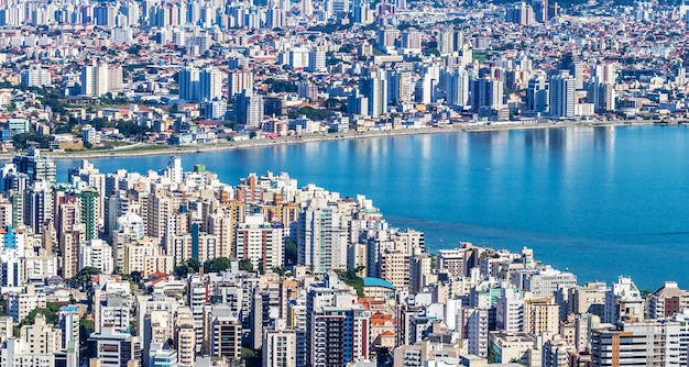 Toma aérea de la hermosa Florianópolis en Santa Catarina, Brasil