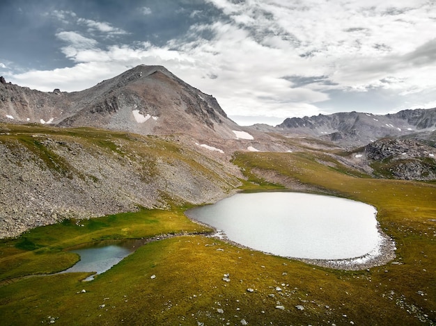 Toma aérea del hermoso lago de montaña