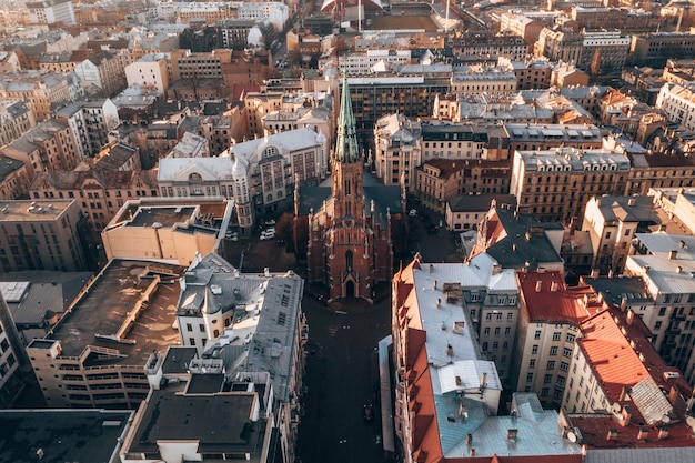 Toma aérea de la iglesia de santa gertrudis en el fondo de riga, letonia