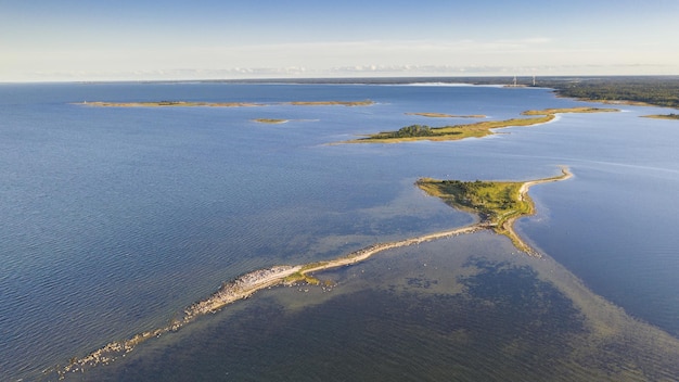 Toma aérea de la isla de Kihnu en Estonia