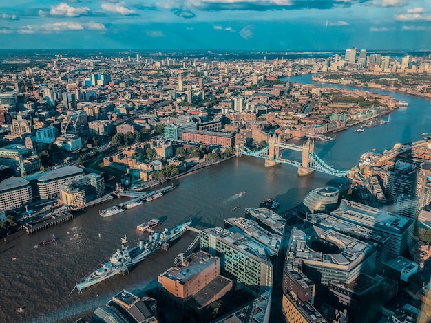 Toma aérea de Londres bajo un clo azul