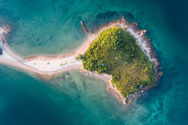 Toma aérea del paisaje marino con isla, Hong Kong