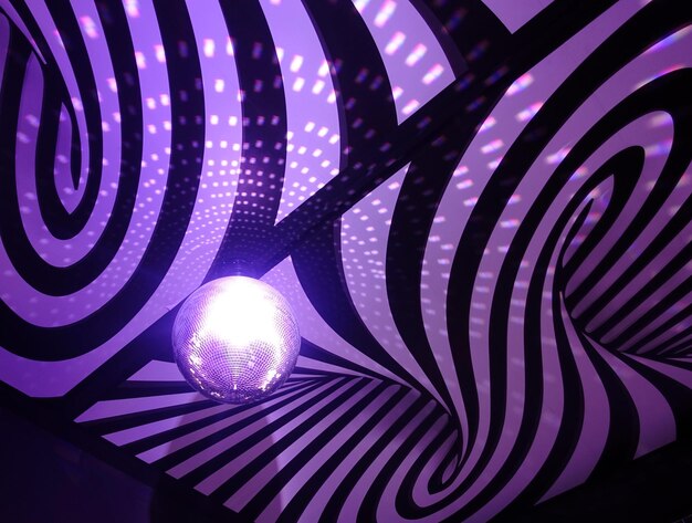 Una toma aérea de una pelota de discoteca y luces de colores colgando en el techo