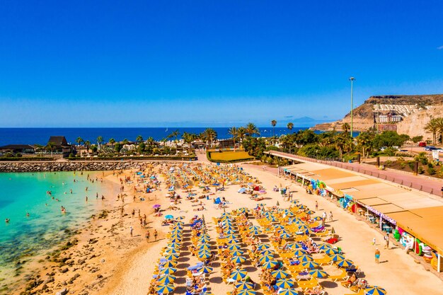 Toma aérea de la playa de Amadores en la isla de Gran Canaria en España