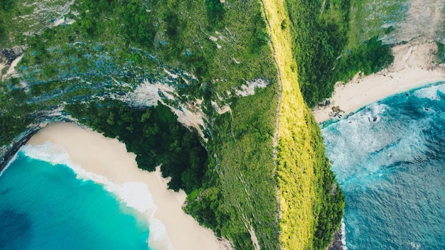 Toma aérea de una playa tropical en la hermosa isla de Nusa Penida