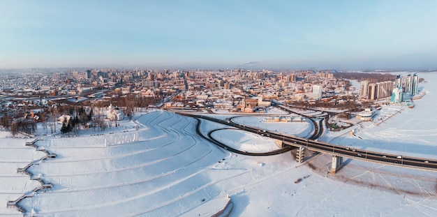 Toma aérea del puente y la conducción de automóviles en el puente día soleado de invierno en barnaul siberia rusia