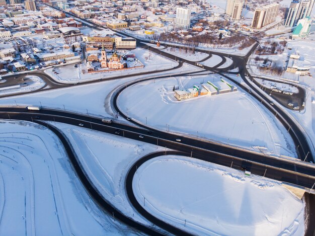 Toma aérea del puente y la conducción de automóviles en el puente.