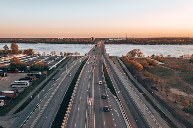 Toma aérea de un puente sobre un río