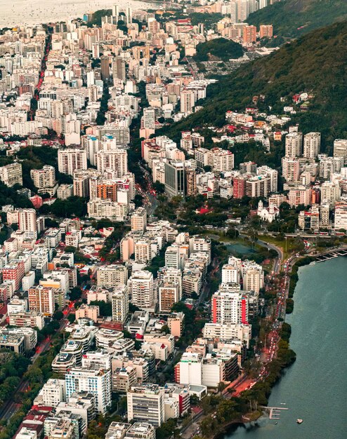 Toma aérea de Río de Janeiro durante la puesta de sol