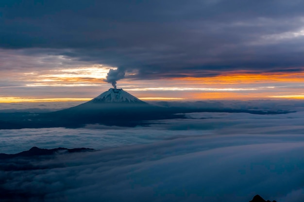 Toma aérea del volcán Cotopaxi Ecuador