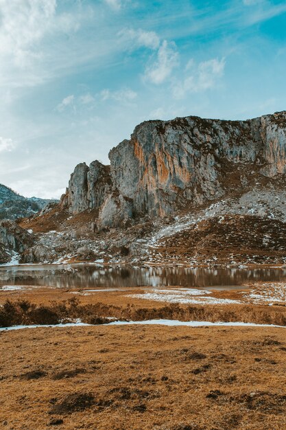 Toma ajardinada de la cordillera nevada