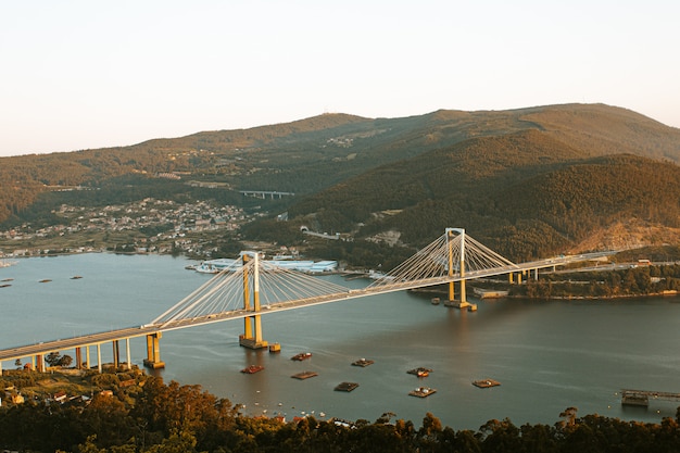 Toma ajardinada del puente de athe durante el amanecer