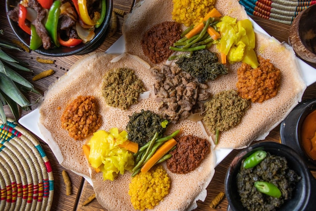 Foto toma en ángulo alto del delicioso pan plano injera etíope