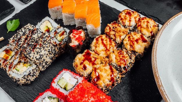 Foto toma en ángulo alto de un delicioso plato de comida de sushi sobre un fondo blanco