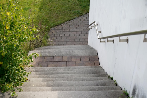 Toma de ángulo alto de una escalera descendente al aire libre