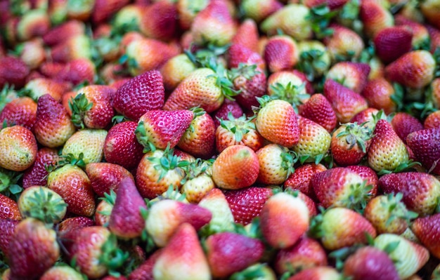 Toma de ángulo alto de limas de fresas frescas