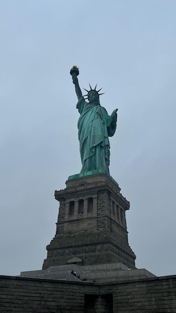 Toma de ángulo bajo de la estatua de la libertad contra el fondo del cielo, Nueva York, EE.UU.