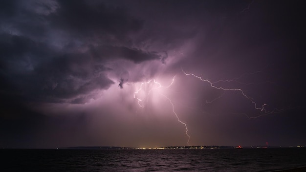 Toma en ángulo bajo de un llamativo cielo relámpago púrpura sobre la Isla de Wight, Hampshire