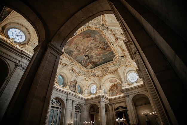 Toma de ángulo bajo del techo ornamentado del Palacio Real en Madrid España