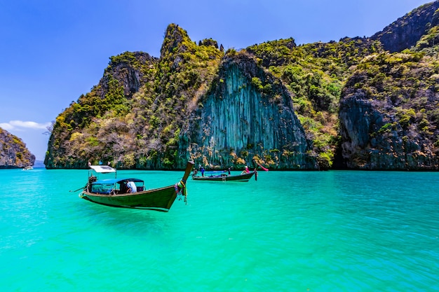 Toma un bote para ver la belleza de Phi Phi Leh en Pileh Bay y Loh Samah Bay.
