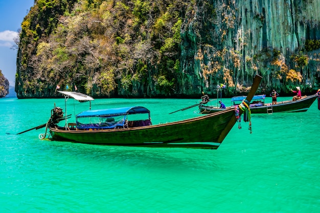 Foto toma un bote para ver la belleza de phi phi leh en pileh bay y loh samah bay.