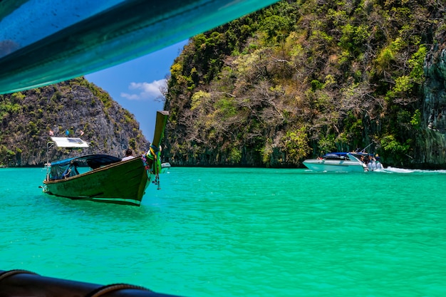 Toma un bote para ver la belleza de Phi Phi Leh en Pileh Bay y Loh Samah Bay.