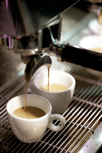 Toma de café de café en la cafetería