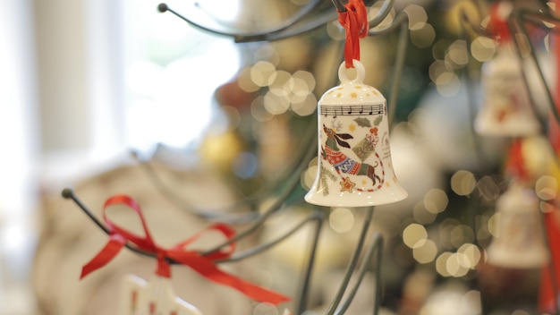 toma cerrada bolas en el arbol de Navidad Bokeh granos en el fondo Concepto de ano nuevo