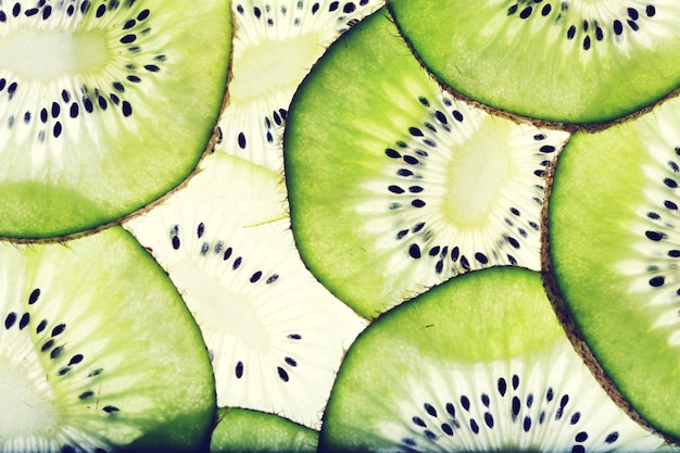 Una toma completa de las rebanadas de kiwi.