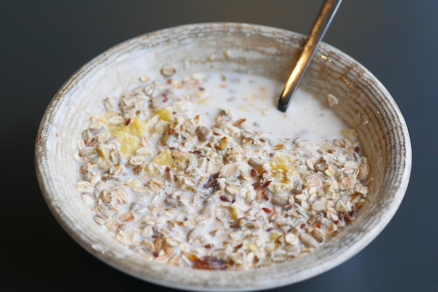 Toma de detalle de granola Musli en un tazón