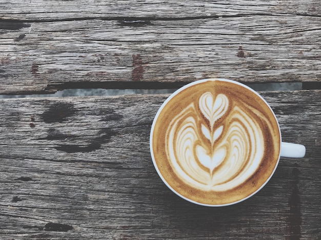 Toma directamente encima de capuchino en la mesa
