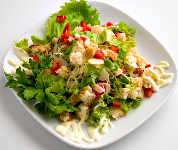 Toma directamente encima de ensalada en plato