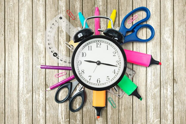 Toma directamente encima del reloj sobre la mesa