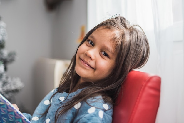 Toma de enfoque superficial de una niña feliz con cabello oscuro