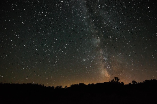 Toma escénica de un cielo nocturno estrellado