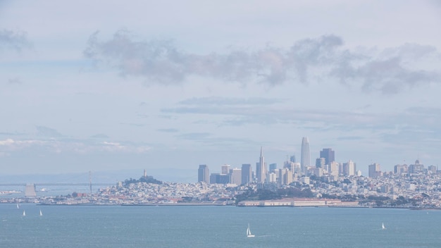 Toma escénica de la vista de Presidio del puente Golden Gate con el paisaje urbano y el océano