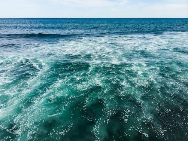 Toma de fondo de la superficie del agua de mar aqua.