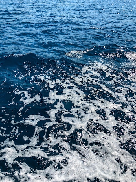 Toma de fondo de la superficie del agua de mar aqua