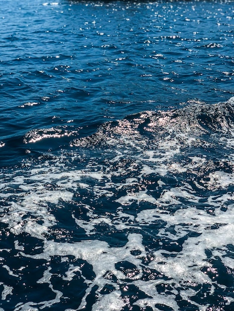 Toma de fondo de la superficie del agua de mar aqua