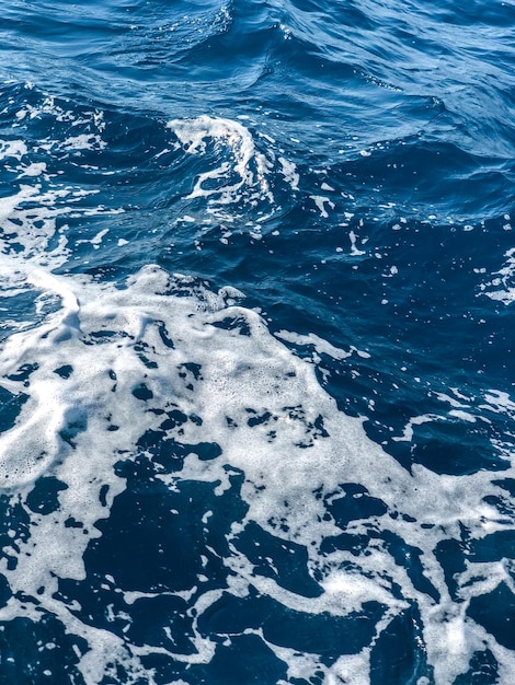 Toma de fondo de la superficie del agua de mar aqua