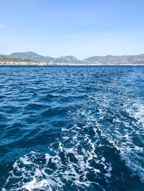 Toma de fondo de la superficie del agua de mar aqua