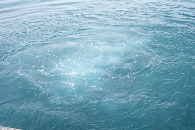 Toma de fondo de la superficie del agua de mar aqua